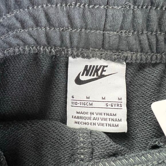 Nike T-shirt Shorts Outfit set Kids Size 6 Gray White Red Swoosh NWT - Picture 5 of 6